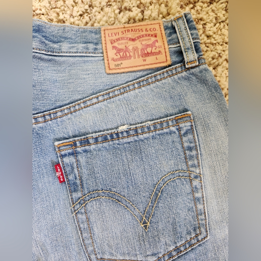 LEVIS Distressed Mid Rise Button fly Cutoff Short - Picture 6 of 7